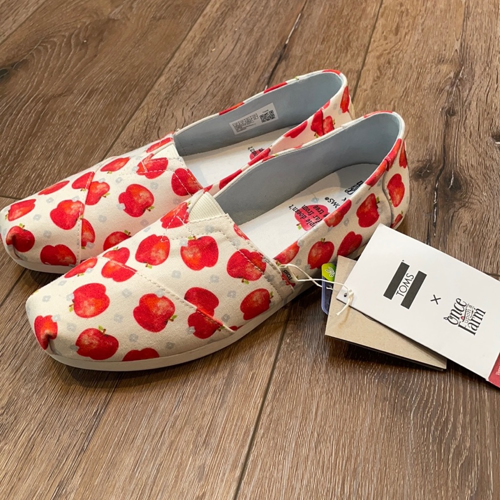 NWT Toms vegan organic apple print